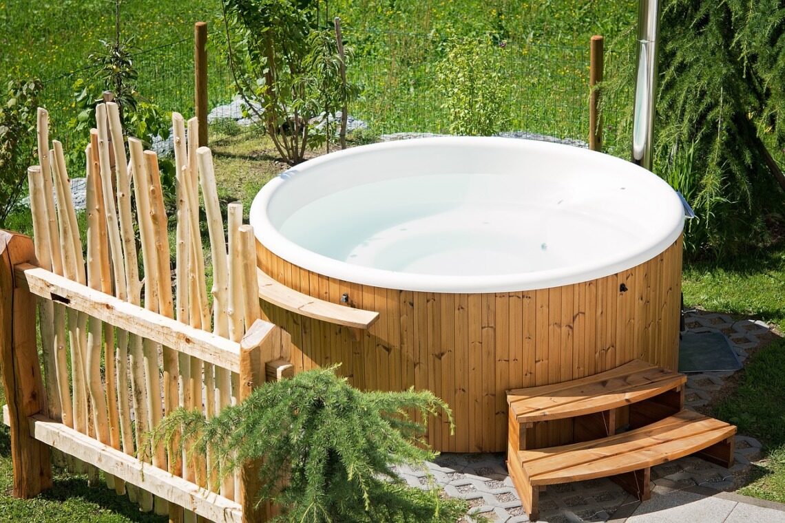 Un spa dans un coin du jardin est idéal pour profiter d'un moment de détente