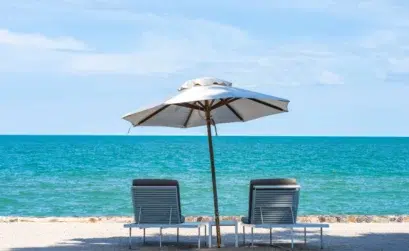 Créer un salon de jardin moderne : pourquoi le parasol déporté est devenu indispensable