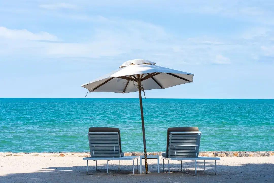 Créer un salon de jardin moderne : pourquoi le parasol déporté est devenu indispensable