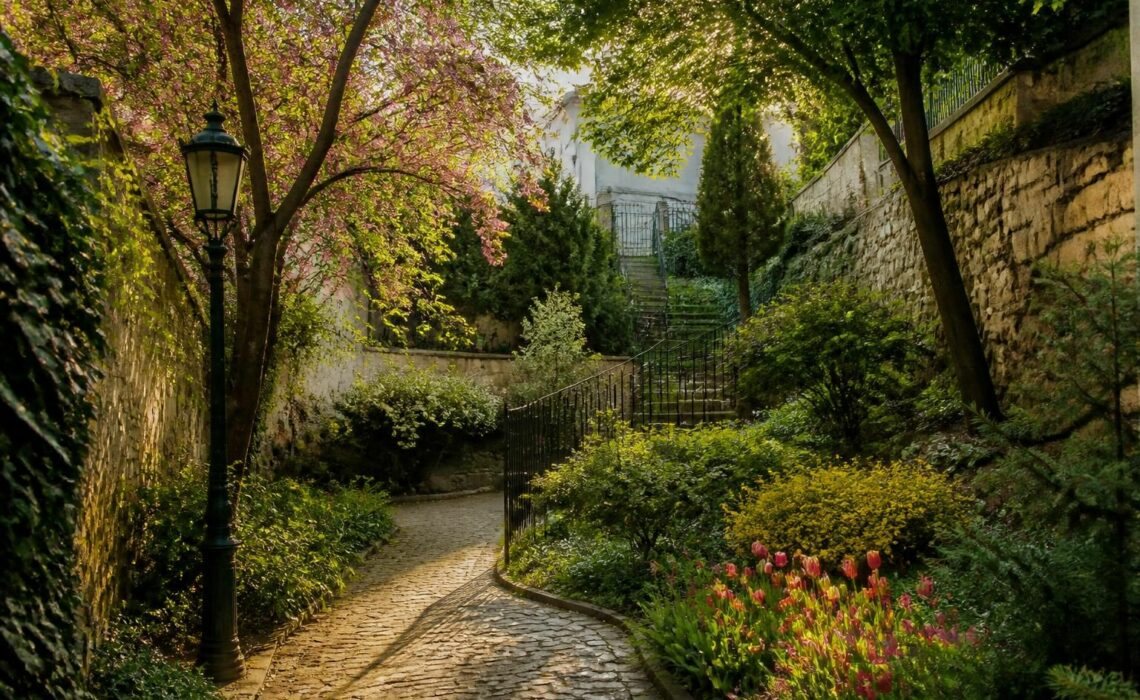 explorez le jardin renoir à montmartre, un havre de paix et de verdure au cœur de paris, offrant une escapade charmante et authentique loin de l'effervescence de la ville lumière.