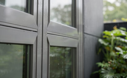 découvrez comment prévenir la corrosion des fenêtres en acier face à l'humidité extérieure et explorez les solutions efficaces pour protéger et prolonger leur durabilité.