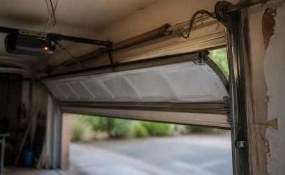 découvrez les raisons pour lesquelles votre porte de garage ne s'ouvre pas complètement et apprenez à identifier les causes possibles pour résoudre ce problème efficacement.
