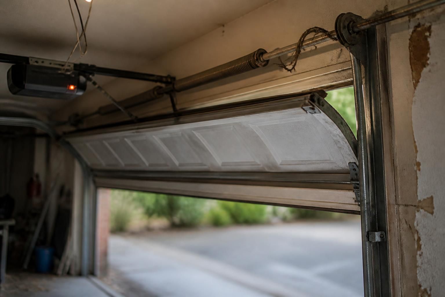 découvrez les raisons pour lesquelles votre porte de garage ne s'ouvre pas complètement et apprenez à identifier les causes possibles pour résoudre ce problème efficacement.