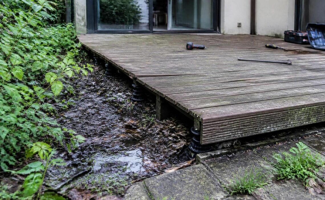 découvrez les principaux inconvénients d'une terrasse sur plots et les points essentiels à connaître avant de vous lancer dans sa construction pour éviter les mauvaises surprises.