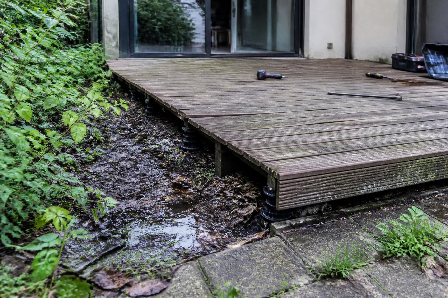 découvrez les principaux inconvénients d'une terrasse sur plots et les points essentiels à connaître avant de vous lancer dans sa construction pour éviter les mauvaises surprises.