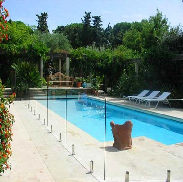 barrière de piscine en verre