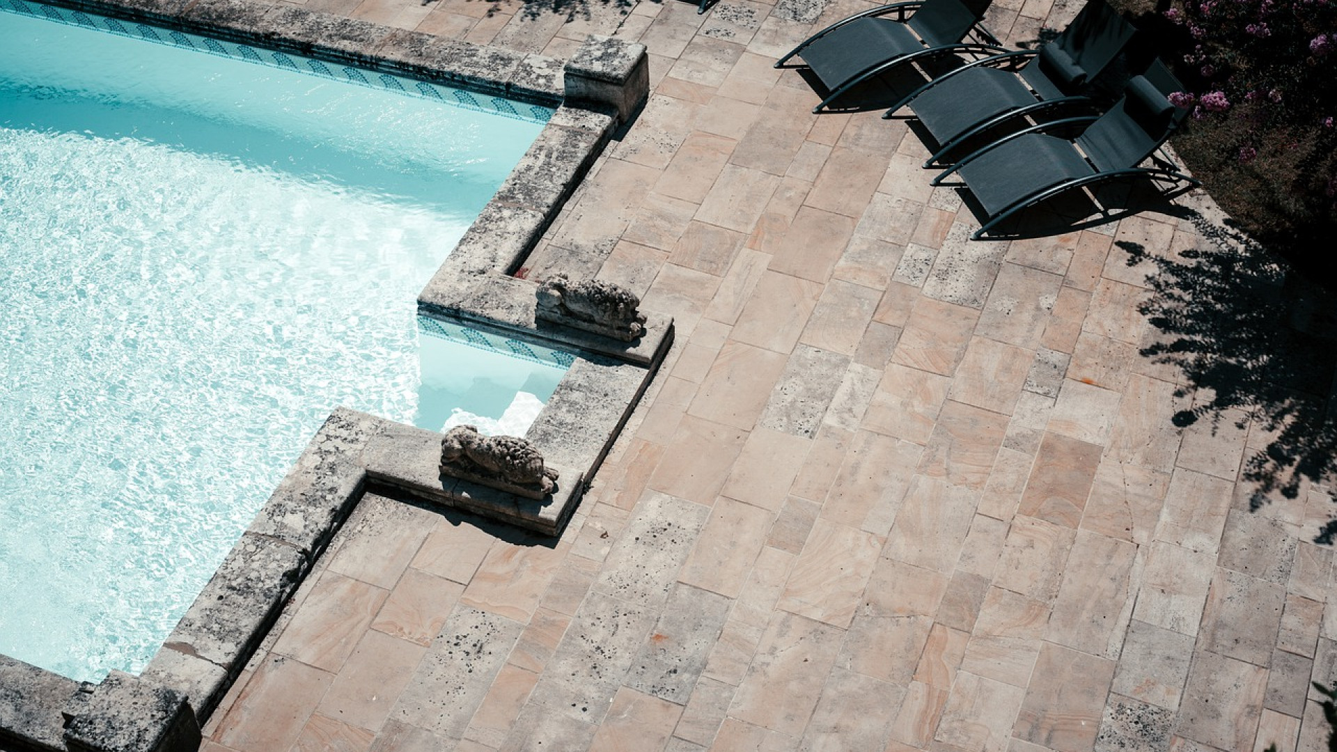 Bien choisir un moteur pour volet roulant de piscine : guide par taille et usage