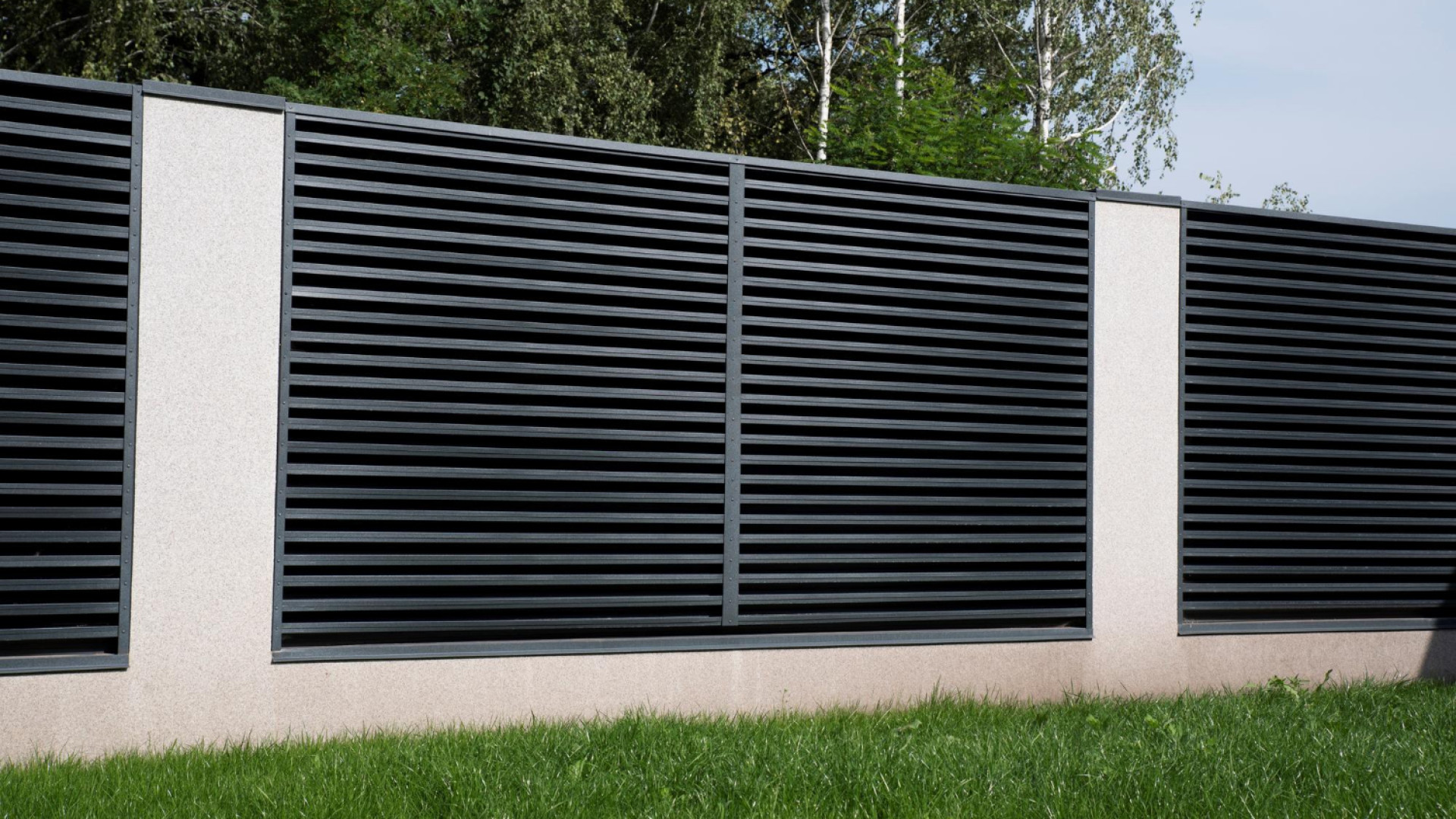 Brise-vue en aluminium : alliez intimité et élégance dans votre jardin