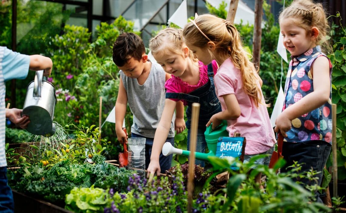 enfant et jardin