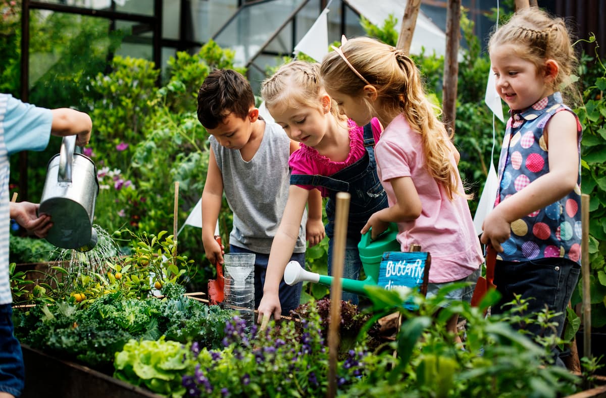 enfant et jardin