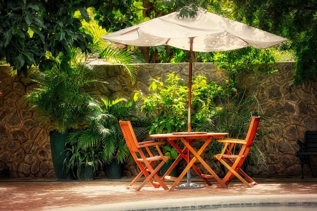 table dans le jardin