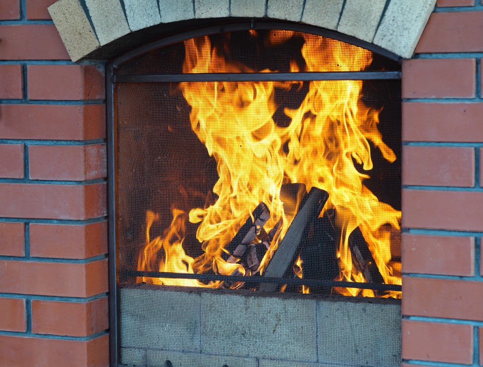 un four à bois extérieur en brique